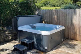 hot tubs for sale from bay spas in north devon